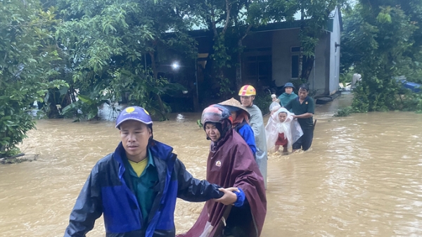 Mưa lũ như thác đổ, Nghệ An có 3 người chết sau bão số 4