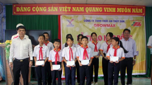 Trao 100 suất học bổng cho học sinh vùng biển Thừa Thiên - Huế