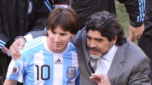 HLV Argentina: 'Diego Maradona đang nhìn chúng tôi thi đấu'