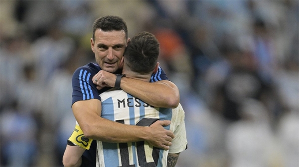 HLV Argentina bật khóc sau khi lọt vào Chung kết World Cup