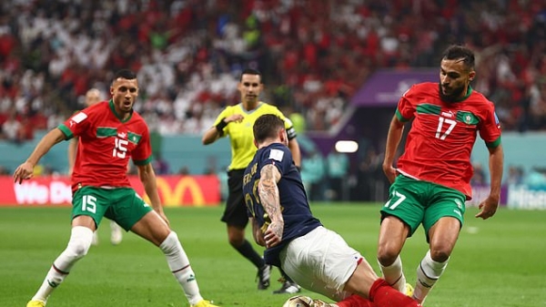 Trọng tài tiếp tục gây tranh cãi trận Pháp vs Marocco?