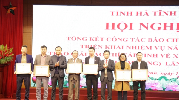 Chủ tịch tỉnh Hà Tĩnh tặng Bằng khen cho các nhà báo có nhiều đóng góp