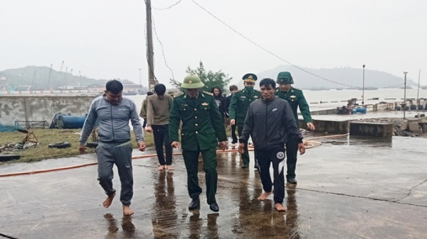 Quảng Bình: Kịp thời cứu nạn ngư dân trước khi tàu chìm trên biển