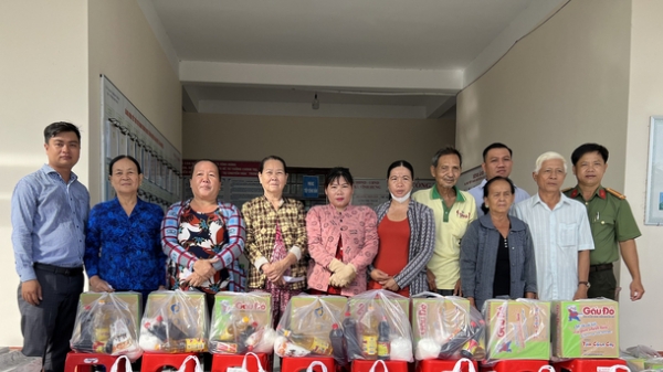 Trao 55 suất quà Tết cho gia đình chính sách, hộ nghèo tại Bạc Liêu