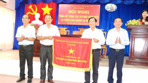 Sở Tư pháp tỉnh Bạc Liêu nhận cờ thi đua của Chính phủ