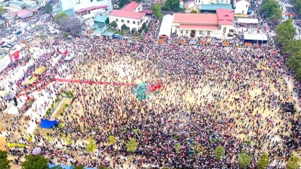 Hàng ngàn người tham gia Lễ hội Lồng tông huyện Chiêm Hóa