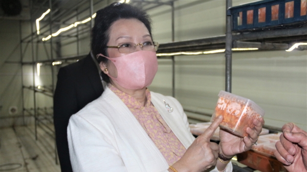 Phu nhân Chủ tịch Quốc hội Lào hào hứng với sản phẩm nấm Việt Nam
