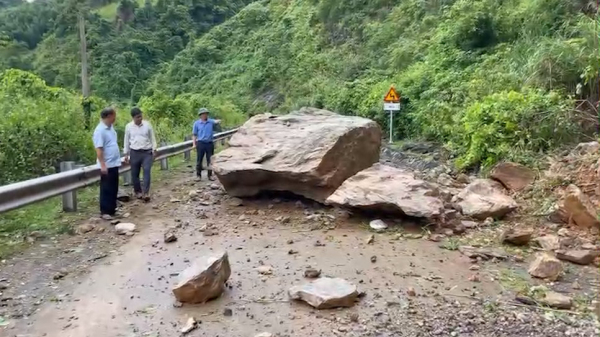 Sạt lở sau mưa lớn, tảng đá 50 tấn làm tắc đường Hồ Chí Minh nhánh Tây