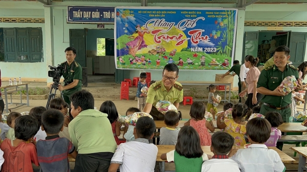 Vườn quốc gia Yok Đôn tổ chức Tết Trung thu cho trẻ em vùng biên