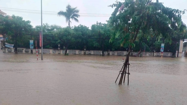 Tin lũ lụt ở miền Trung ngày 14/10: Thừa Thiên - Huế lở đê, Quảng Nam ngập úng