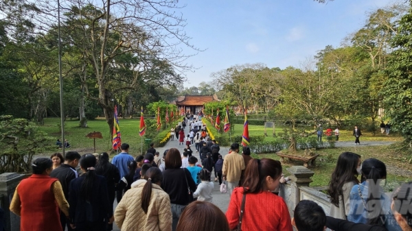 Lam Kinh đón hơn 13.000 lượt khách dâng hương, vãn cảnh