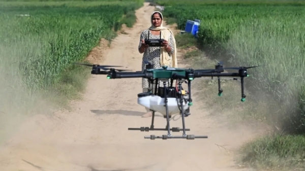 Phụ nữ Ấn Độ kiếm hàng trăm USD nhờ lái UAV phun thuốc trừ sâu