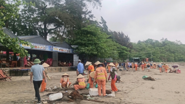 Huy động hàng trăm người dọn rác ở biển Đồ Sơn