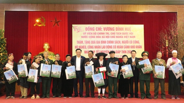 Chủ tịch Quốc hội Vương Đình Huệ tặng quà Tết hộ nghèo tại Yên Bái