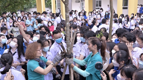 Hoa hậu H’Hen Niê truyền cảm hứng trồng cây cho học sinh TP.HCM