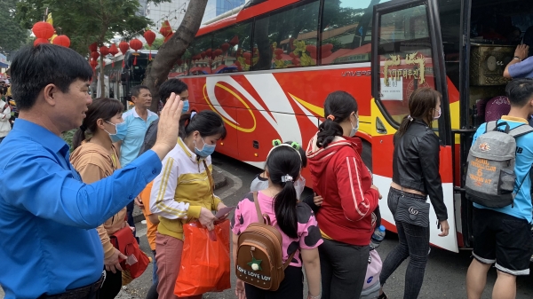 Chuyến xe nghĩa tình đưa 500 công nhân về quê đón Tết