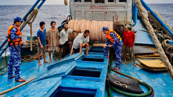 Cảnh sát biển bắt tàu vận chuyển 150.000 lít dầu DO trái phép