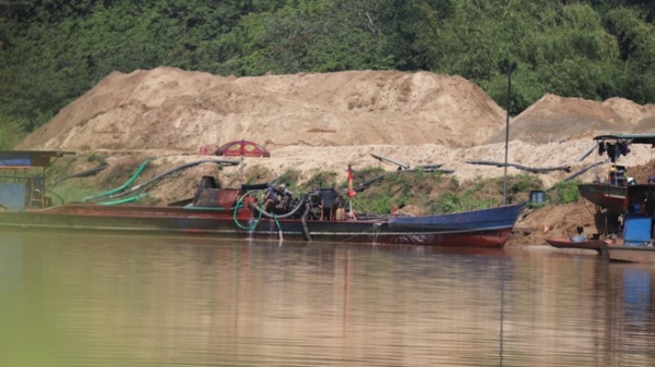 Bình Thuận: Báo động khai thác cát gây sạt lở sông La Ngà
