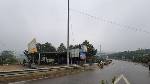 Tuyến Nội Bài - Lào Cai: Ai 'bảo kê' dựng nhà trái phép bán vé xe?