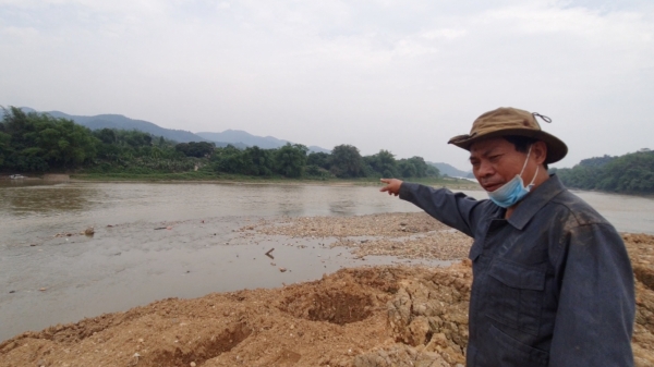 Công trình thoát lũ ở Lào Cai đổ đất lấn dòng chảy thượng nguồn sông Hồng!