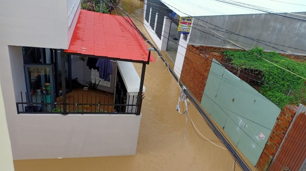 Nhiều nơi ở Nha Trang ngập lụt nặng sau mưa