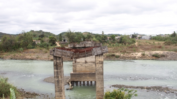Cầu Quảng Phú xây 6 tỷ bỏ hoang 20 năm, chi thêm 3 tỷ phá bỏ