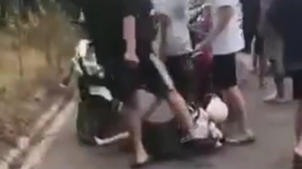 Một nam sinh bị đánh hội đồng giữa phố
