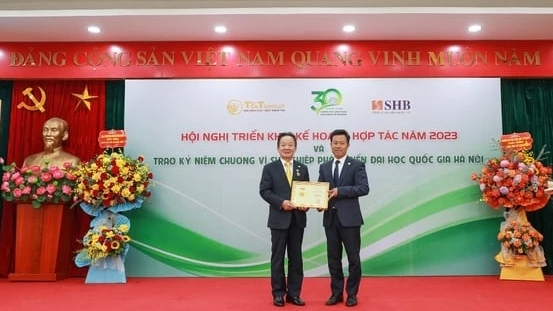 Doanh nhân Đỗ Quang Hiển nhận kỷ niệm chương tại ĐHQG Hà Nội