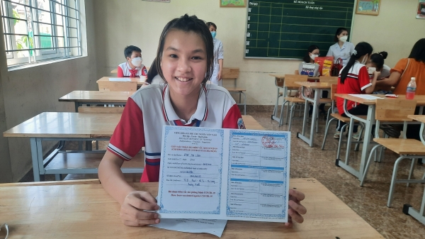 Được tiêm vắc xin sớm, học sinh Quảng Ninh 'cũng lo nhưng rất mừng'