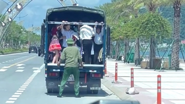 Chở học sinh trên thùng xe tải giữa trưa nắng