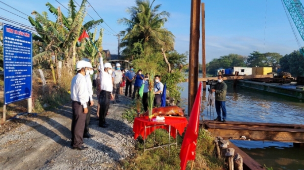 Đắp đập ngăn mặn kênh Nguyễn Tấn Thành ở Tiền Giang
