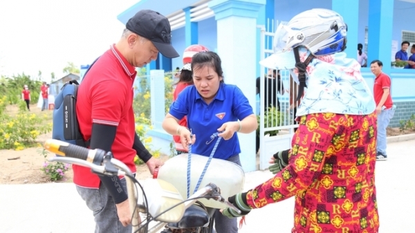 Hỗ trợ người dân Tân Phú Đông máy lọc nước nhiễm mặn