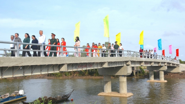 Người dân ven biển Thạnh Phú có cầu mới