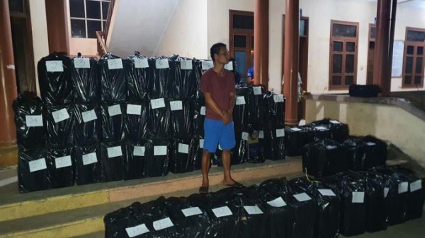 Bắt giữ xe tải chở 25.000 gói thuốc lá lậu trên đường vào Nam