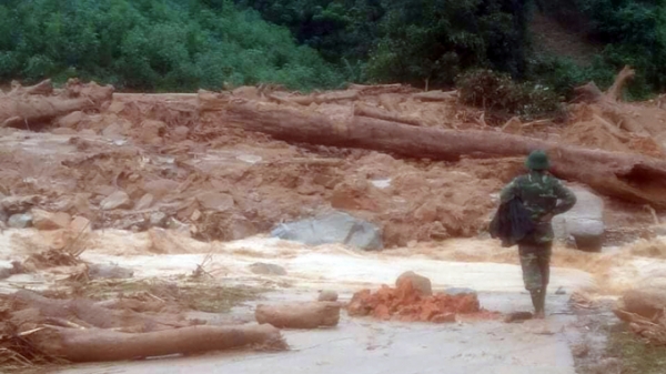 Xuất hiện vết nứt dài trên núi Tà Bang, di dời khẩn cấp 165 người