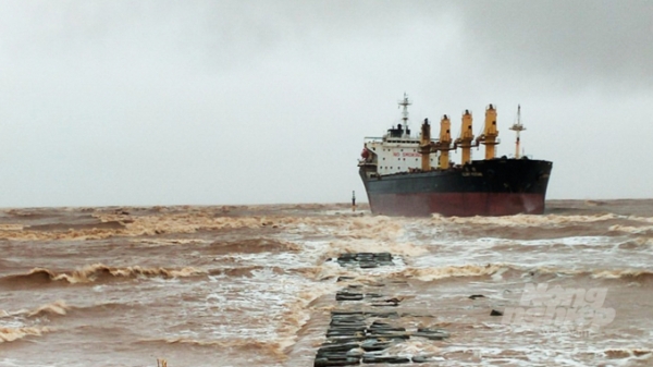 Tàu vận tải mắc cạn ở Cửa Việt tiếp tục trôi dạt
