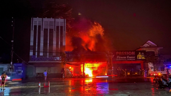 Cháy cửa hàng ngũ kim cạnh phòng giao dịch Ngân hàng Sacombank