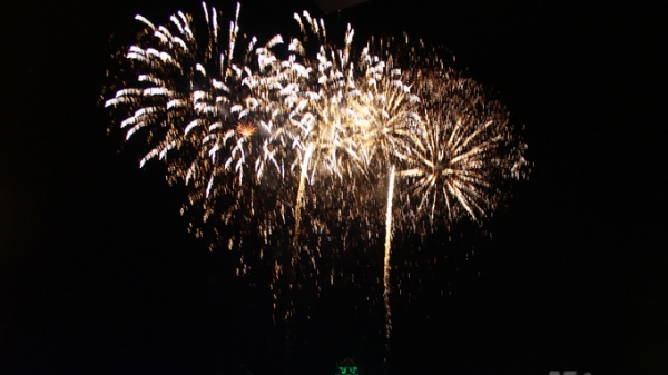 Bắn pháo hoa tại quảng trường Ngọ Môn chào mừng năm mới