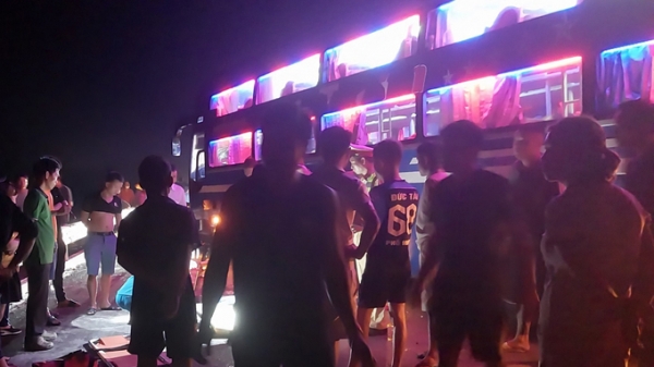 Ô tô tải đối đầu xe khách trên cao tốc Cam Lộ - La Sơn
