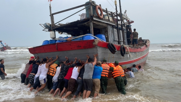 Giông lốc đánh chìm tàu cá trên vùng biển Thừa Thiên - Huế
