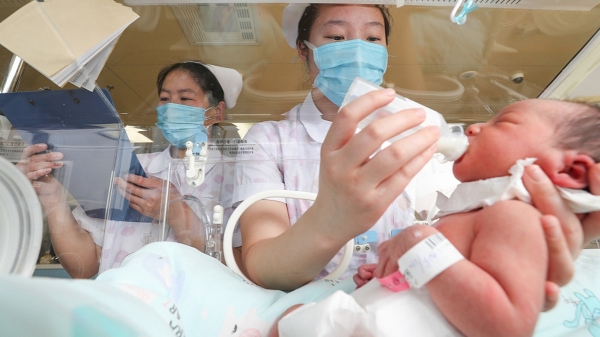 Trung Quốc thông qua luật cho phép các cặp vợ chồng có 3 con