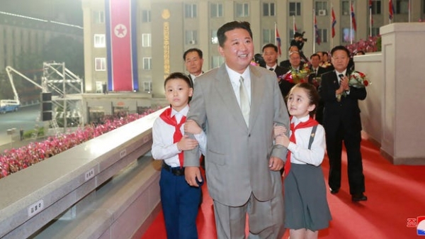 Ông Kim Jong-un trông có vẻ lại giảm cân trước nhiều tin đồn