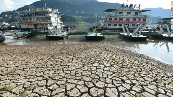 Trung Quốc vật lộn với nắng nóng, sông Dương Tử trơ đáy