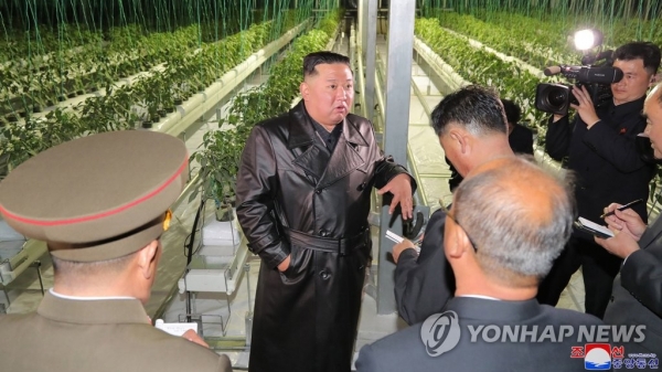 Ông Kim Jong-un đi khai trương trang trại nhà kính
