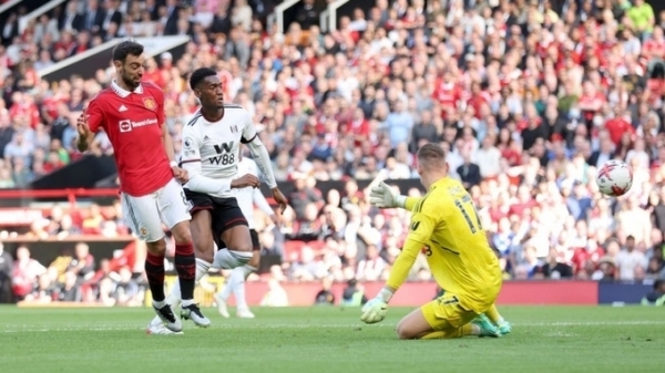 David De Gea cản phạt đền, Man United kết thúc trong Top 3