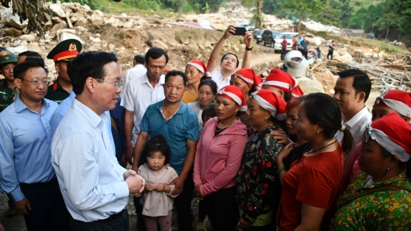 Chủ tịch nước Võ Văn Thưởng thăm người dân vùng lũ quét