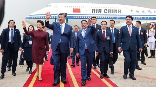 Thủ tướng Phạm Minh Chính đón Chủ tịch Trung Quốc Tập Cận Bình tại sân bay