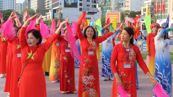 Gần 1.000 người đồng diễn áo dài chào mừng 49 năm ngày Giải phóng Nha Trang