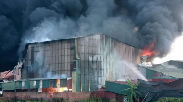 Dập tắt đám cháy lớn tại kho xưởng gần 1.000m2