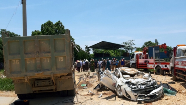 Tai nạn nghiêm trọng: Xe 'hổ vồ' đè bẹp xe con khiến 3 người tử vong